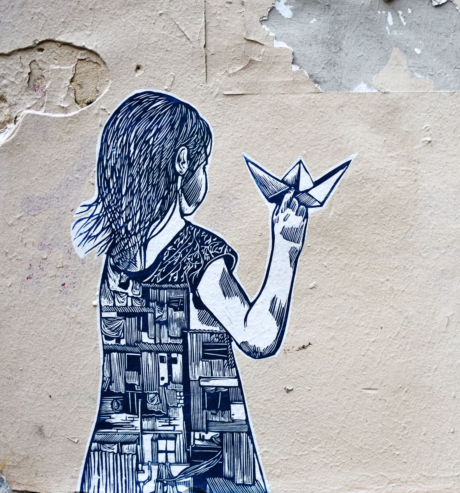 Wandbild eines Mädchen, das mit dem Rücken zu uns steht