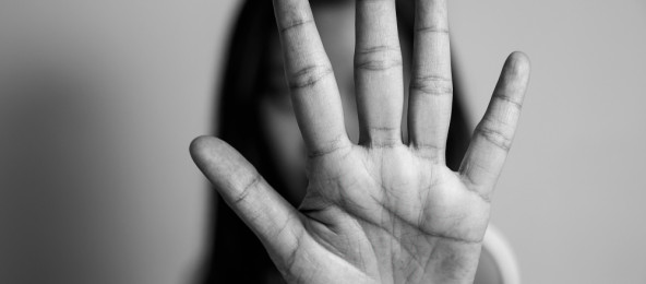 Hand einer Frau, die Stop zeigt